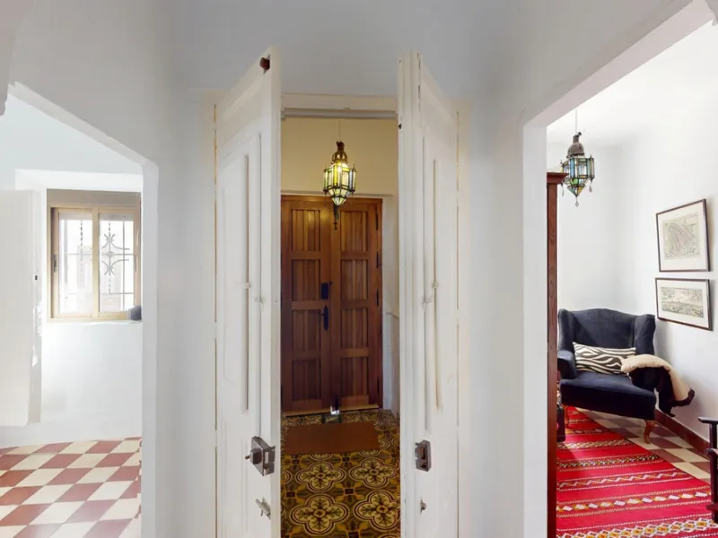 This extraordinary property blends over 400 years of history with contemporary living comfort. In 2022, it underwent a full renovation with great attention to detail and a strong focus on quality and sustainability. Since 1572, the house belonged to the d