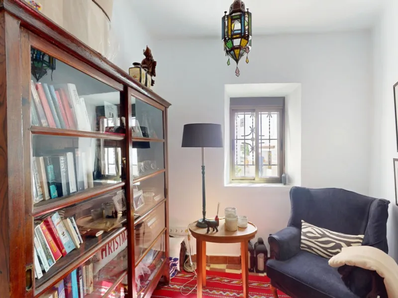 This extraordinary property blends over 400 years of history with contemporary living comfort. In 2022, it underwent a full renovation with great attention to detail and a strong focus on quality and sustainability. Since 1572, the house belonged to the d