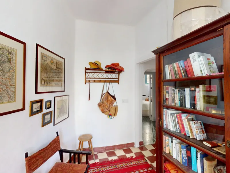 This extraordinary property blends over 400 years of history with contemporary living comfort. In 2022, it underwent a full renovation with great attention to detail and a strong focus on quality and sustainability. Since 1572, the house belonged to the d