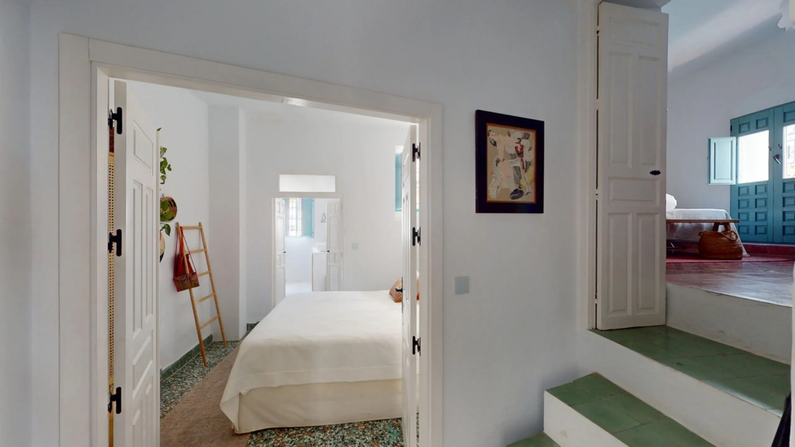 This extraordinary property blends over 400 years of history with contemporary living comfort. In 2022, it underwent a full renovation with great attention to detail and a strong focus on quality and sustainability. Since 1572, the house belonged to the d