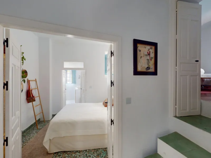 This extraordinary property blends over 400 years of history with contemporary living comfort. In 2022, it underwent a full renovation with great attention to detail and a strong focus on quality and sustainability. Since 1572, the house belonged to the d