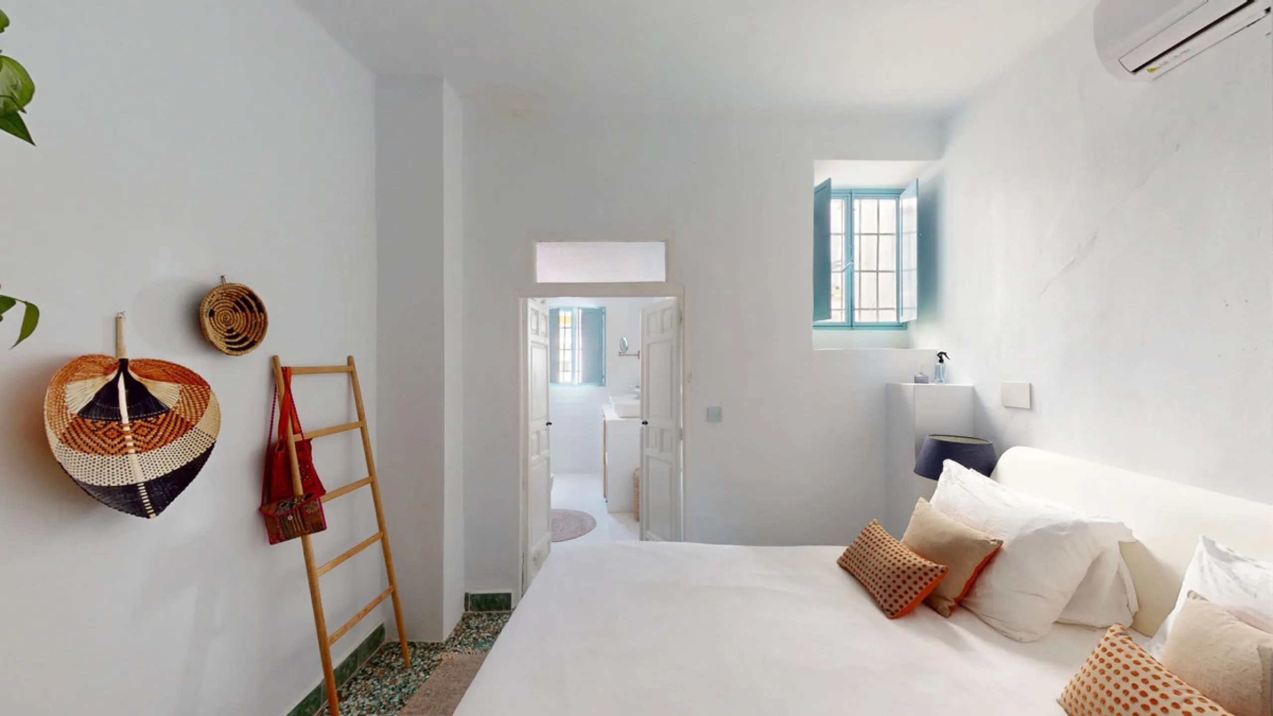 This extraordinary property blends over 400 years of history with contemporary living comfort. In 2022, it underwent a full renovation with great attention to detail and a strong focus on quality and sustainability. Since 1572, the house belonged to the d