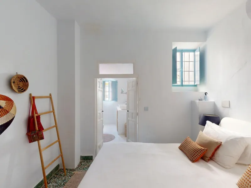 This extraordinary property blends over 400 years of history with contemporary living comfort. In 2022, it underwent a full renovation with great attention to detail and a strong focus on quality and sustainability. Since 1572, the house belonged to the d