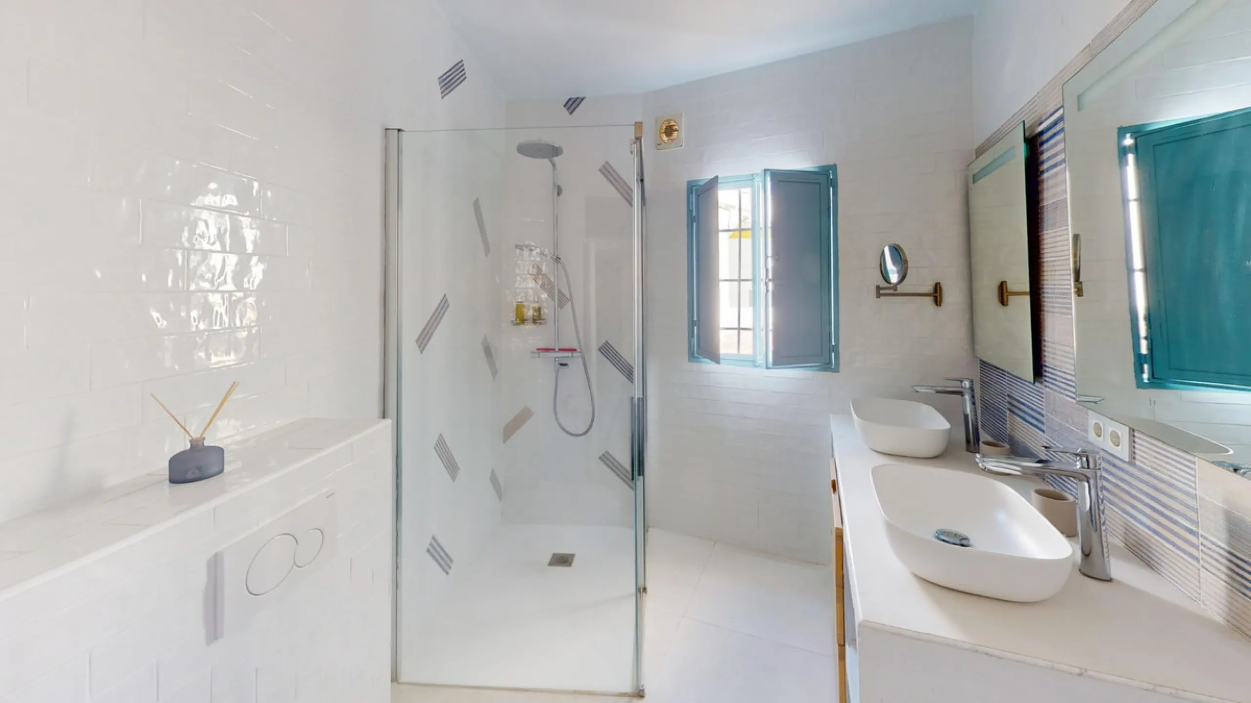 This extraordinary property blends over 400 years of history with contemporary living comfort. In 2022, it underwent a full renovation with great attention to detail and a strong focus on quality and sustainability. Since 1572, the house belonged to the d