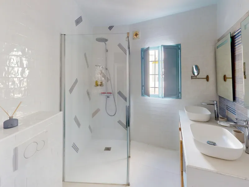 This extraordinary property blends over 400 years of history with contemporary living comfort. In 2022, it underwent a full renovation with great attention to detail and a strong focus on quality and sustainability. Since 1572, the house belonged to the d