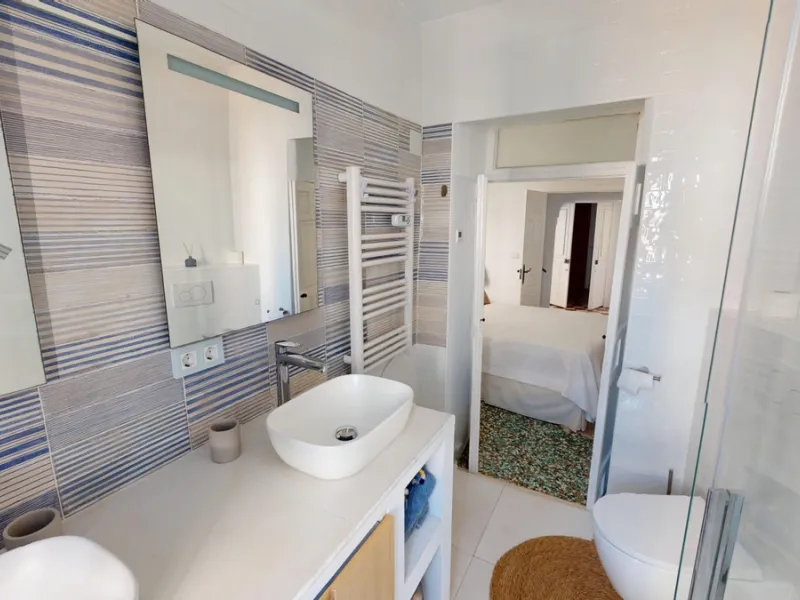 This extraordinary property blends over 400 years of history with contemporary living comfort. In 2022, it underwent a full renovation with great attention to detail and a strong focus on quality and sustainability. Since 1572, the house belonged to the d