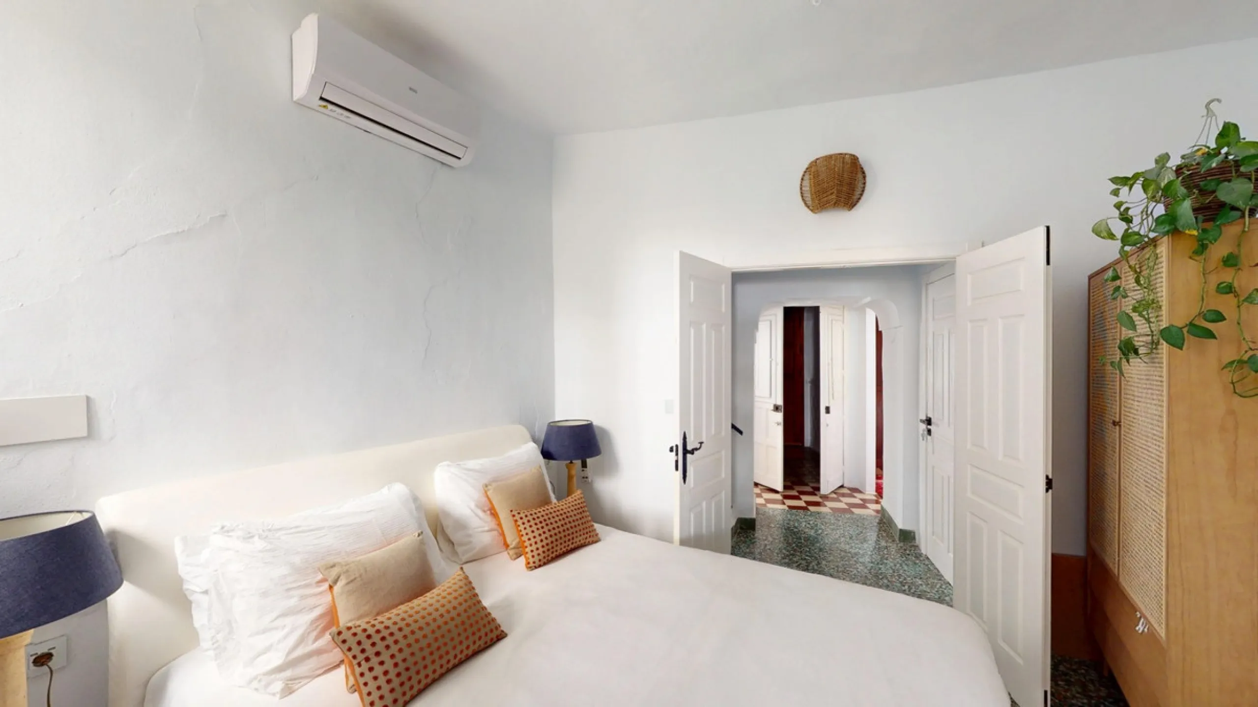 This extraordinary property blends over 400 years of history with contemporary living comfort. In 2022, it underwent a full renovation with great attention to detail and a strong focus on quality and sustainability. Since 1572, the house belonged to the d