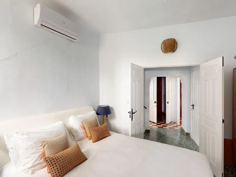 This extraordinary property blends over 400 years of history with contemporary living comfort. In 2022, it underwent a full renovation with great attention to detail and a strong focus on quality and sustainability. Since 1572, the house belonged to the d
