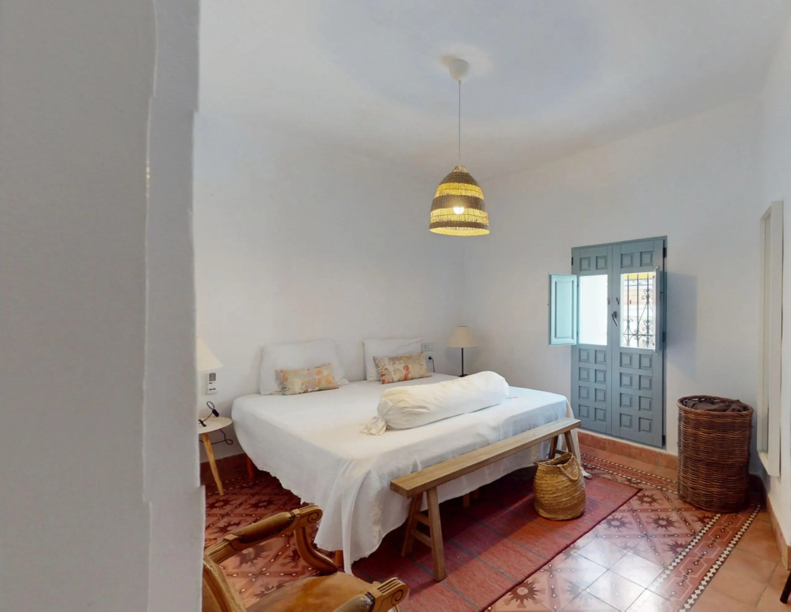 This extraordinary property blends over 400 years of history with contemporary living comfort. In 2022, it underwent a full renovation with great attention to detail and a strong focus on quality and sustainability. Since 1572, the house belonged to the d