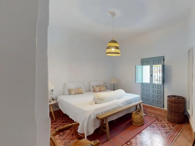 This extraordinary property blends over 400 years of history with contemporary living comfort. In 2022, it underwent a full renovation with great attention to detail and a strong focus on quality and sustainability. Since 1572, the house belonged to the d