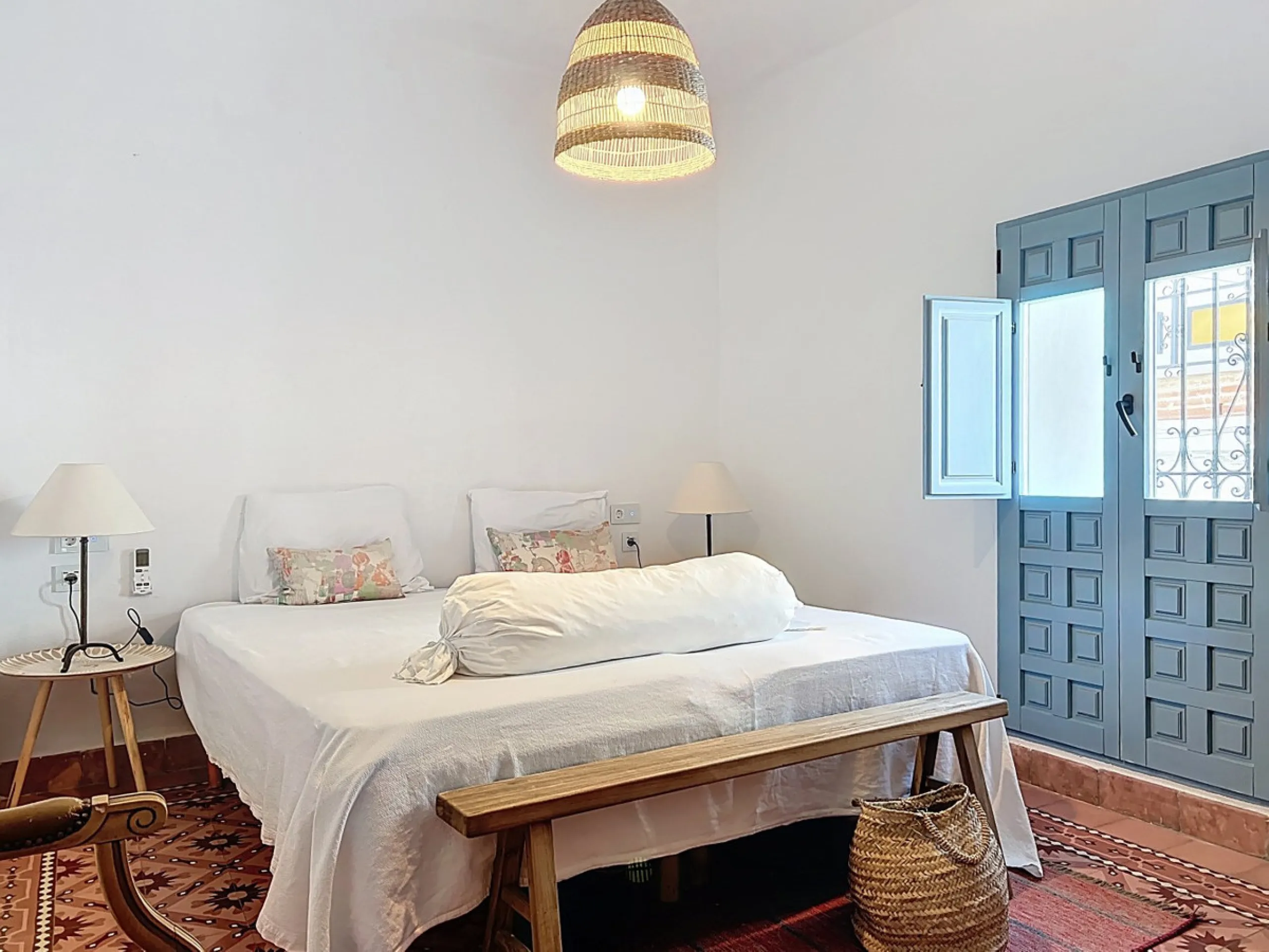 This extraordinary property blends over 400 years of history with contemporary living comfort. In 2022, it underwent a full renovation with great attention to detail and a strong focus on quality and sustainability. Since 1572, the house belonged to the d