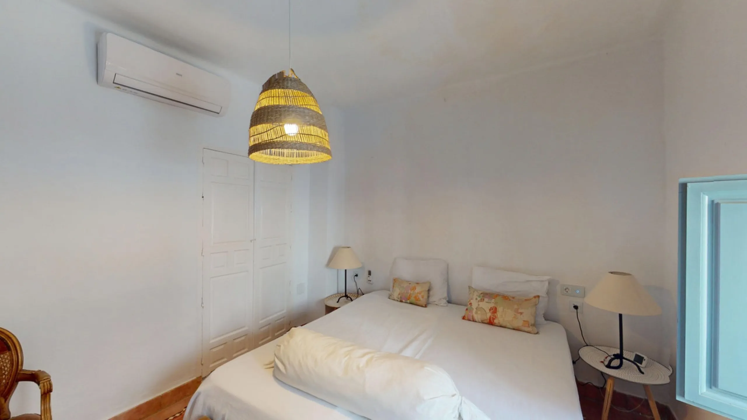 This extraordinary property blends over 400 years of history with contemporary living comfort. In 2022, it underwent a full renovation with great attention to detail and a strong focus on quality and sustainability. Since 1572, the house belonged to the d