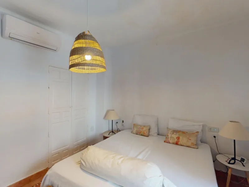 This extraordinary property blends over 400 years of history with contemporary living comfort. In 2022, it underwent a full renovation with great attention to detail and a strong focus on quality and sustainability. Since 1572, the house belonged to the d