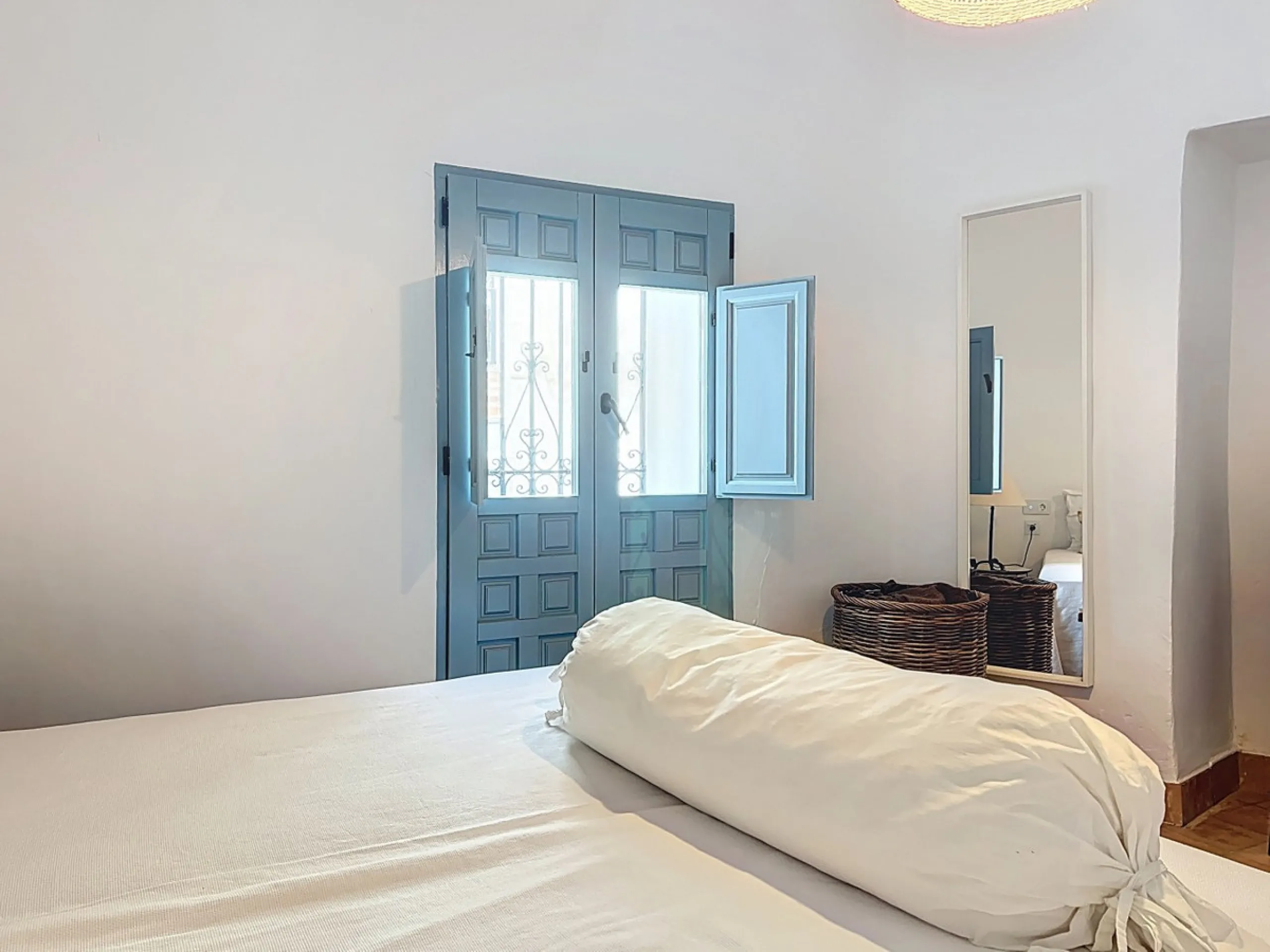 This extraordinary property blends over 400 years of history with contemporary living comfort. In 2022, it underwent a full renovation with great attention to detail and a strong focus on quality and sustainability. Since 1572, the house belonged to the d