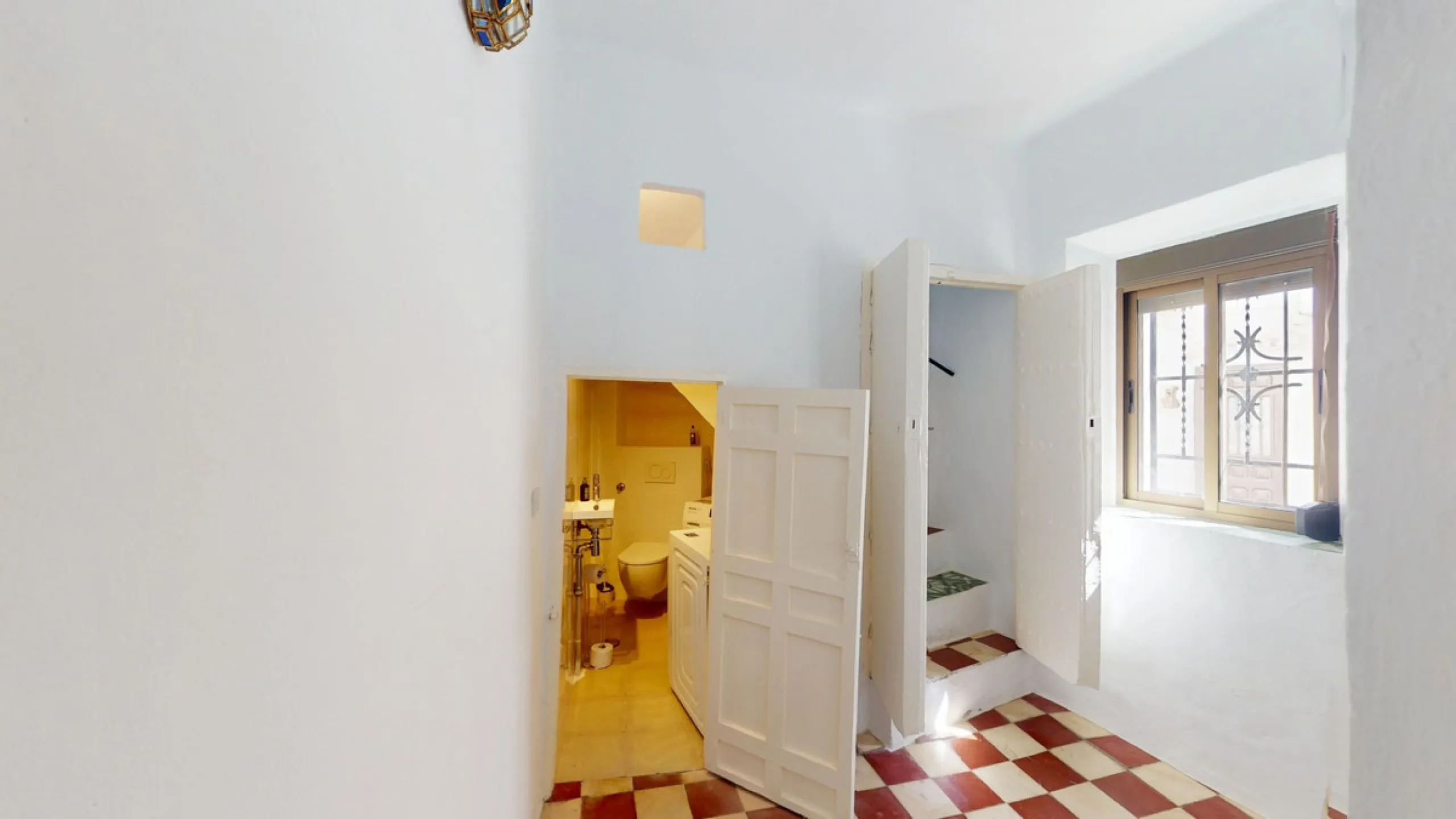 This extraordinary property blends over 400 years of history with contemporary living comfort. In 2022, it underwent a full renovation with great attention to detail and a strong focus on quality and sustainability. Since 1572, the house belonged to the d