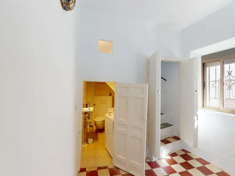 This extraordinary property blends over 400 years of history with contemporary living comfort. In 2022, it underwent a full renovation with great attention to detail and a strong focus on quality and sustainability. Since 1572, the house belonged to the d