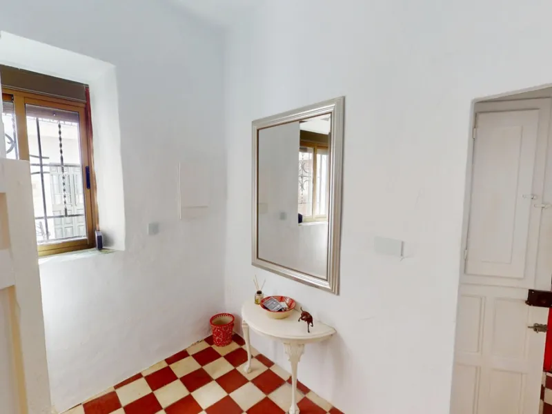 This extraordinary property blends over 400 years of history with contemporary living comfort. In 2022, it underwent a full renovation with great attention to detail and a strong focus on quality and sustainability. Since 1572, the house belonged to the d