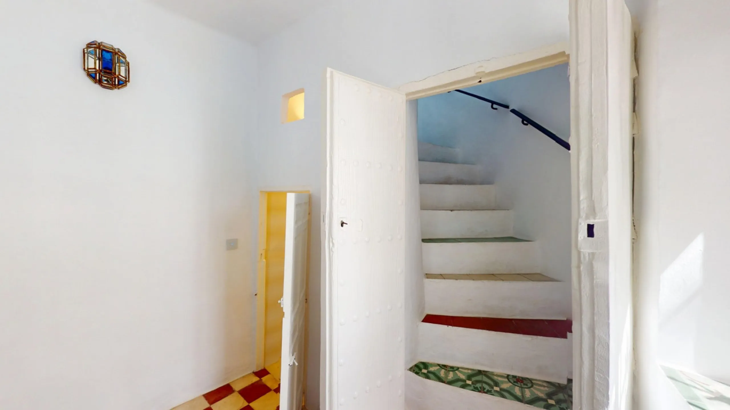 This extraordinary property blends over 400 years of history with contemporary living comfort. In 2022, it underwent a full renovation with great attention to detail and a strong focus on quality and sustainability. Since 1572, the house belonged to the d