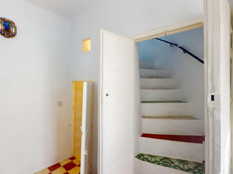 This extraordinary property blends over 400 years of history with contemporary living comfort. In 2022, it underwent a full renovation with great attention to detail and a strong focus on quality and sustainability. Since 1572, the house belonged to the d