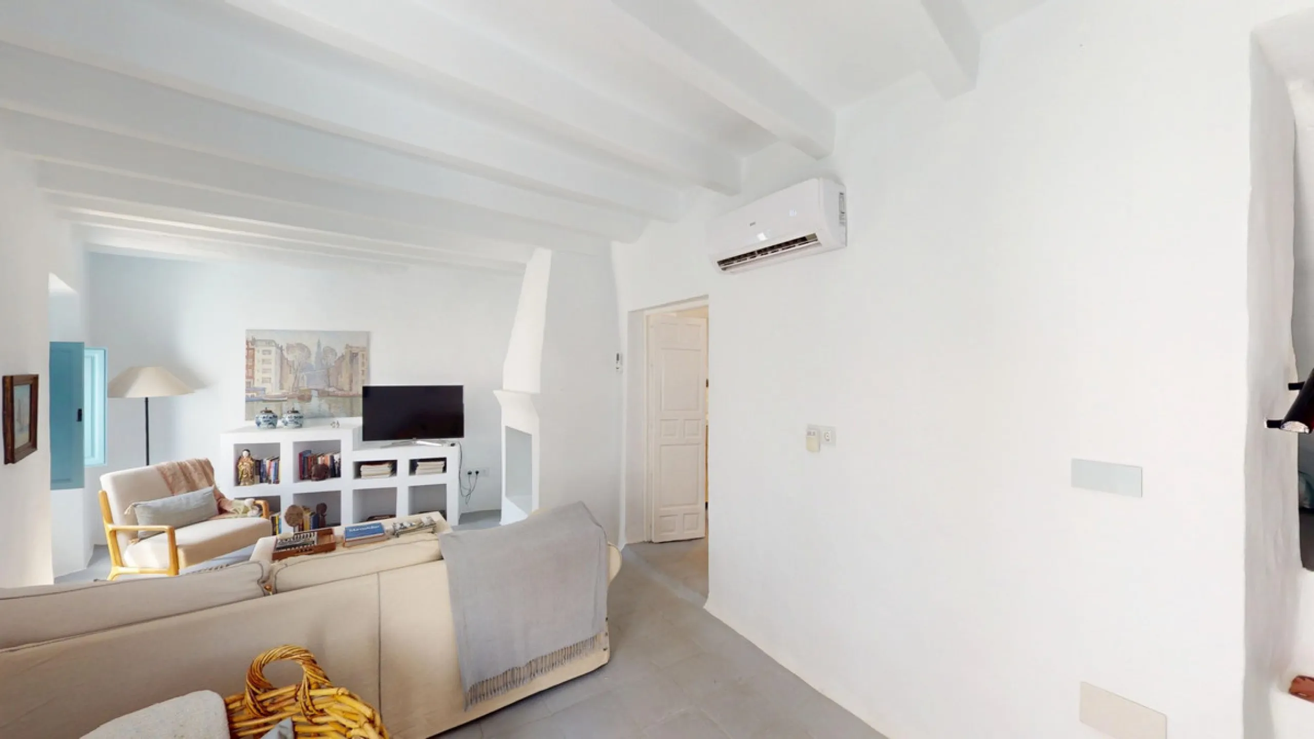 This extraordinary property blends over 400 years of history with contemporary living comfort. In 2022, it underwent a full renovation with great attention to detail and a strong focus on quality and sustainability. Since 1572, the house belonged to the d