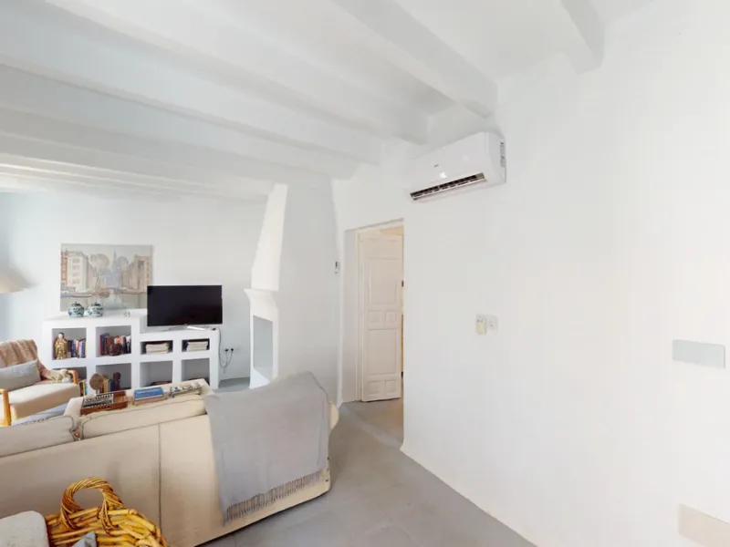 This extraordinary property blends over 400 years of history with contemporary living comfort. In 2022, it underwent a full renovation with great attention to detail and a strong focus on quality and sustainability. Since 1572, the house belonged to the d
