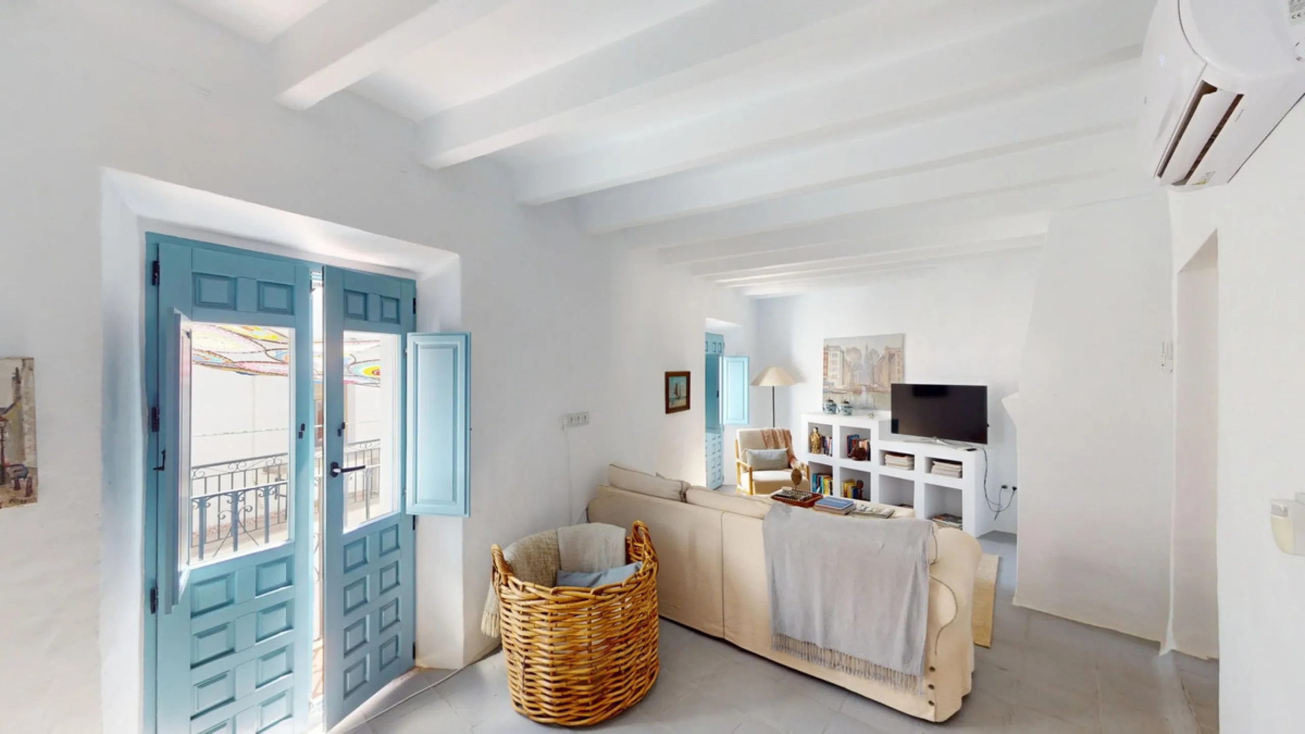 This extraordinary property blends over 400 years of history with contemporary living comfort. In 2022, it underwent a full renovation with great attention to detail and a strong focus on quality and sustainability. Since 1572, the house belonged to the d
