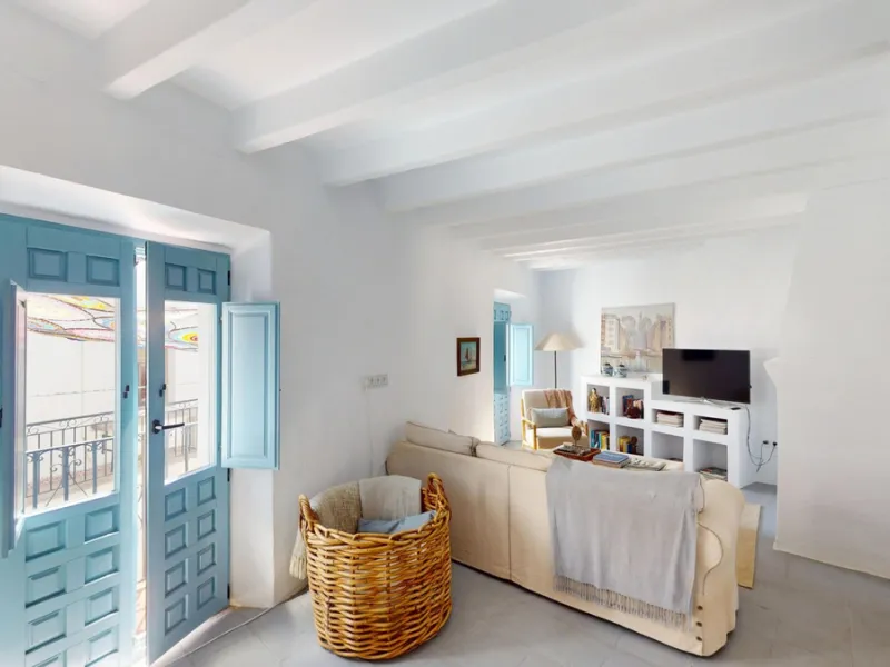 This extraordinary property blends over 400 years of history with contemporary living comfort. In 2022, it underwent a full renovation with great attention to detail and a strong focus on quality and sustainability. Since 1572, the house belonged to the d