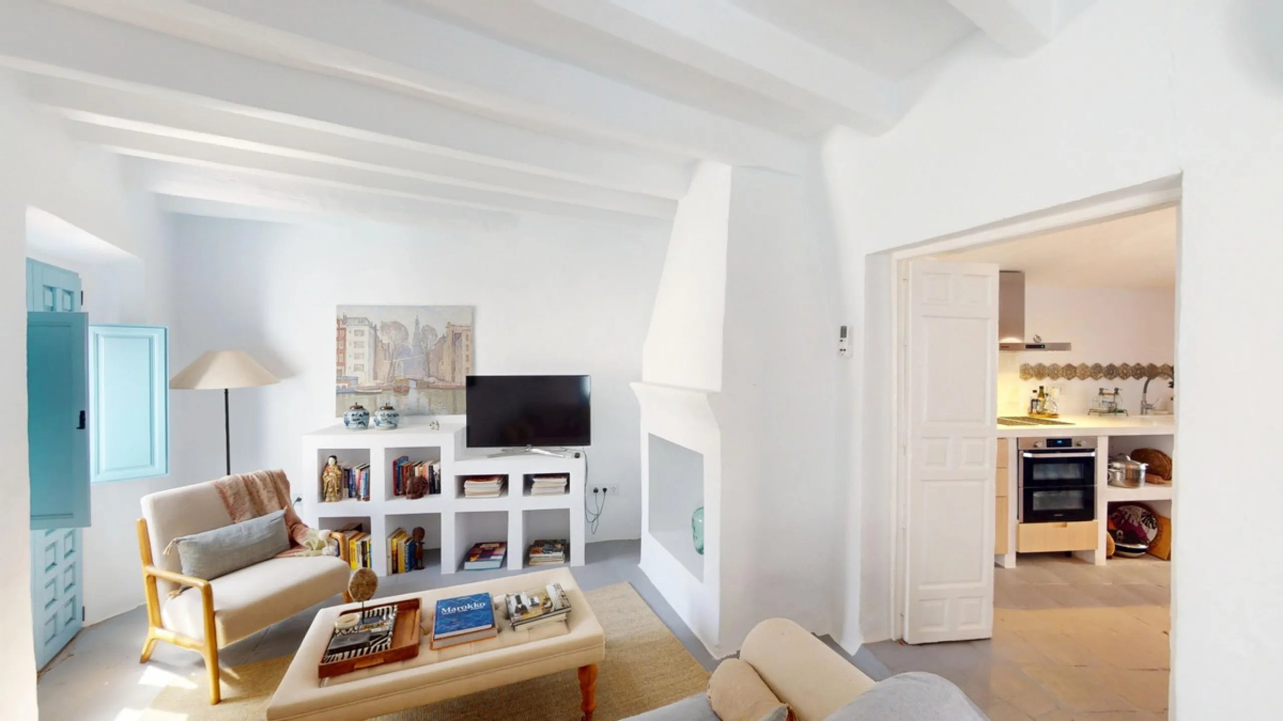 This extraordinary property blends over 400 years of history with contemporary living comfort. In 2022, it underwent a full renovation with great attention to detail and a strong focus on quality and sustainability. Since 1572, the house belonged to the d