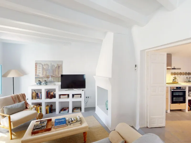 This extraordinary property blends over 400 years of history with contemporary living comfort. In 2022, it underwent a full renovation with great attention to detail and a strong focus on quality and sustainability. Since 1572, the house belonged to the d
