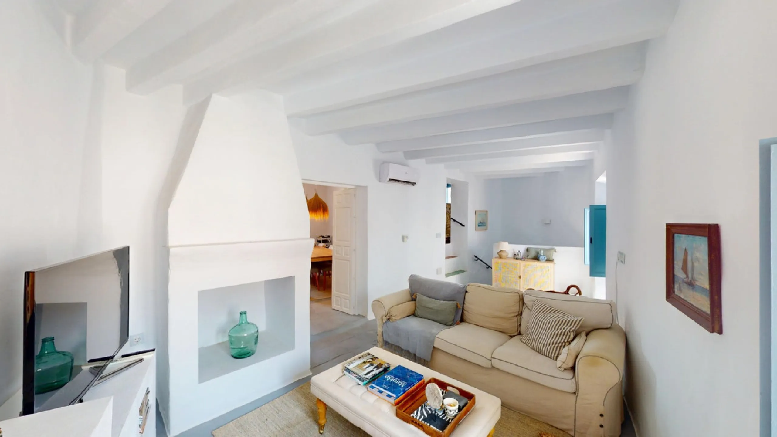 This extraordinary property blends over 400 years of history with contemporary living comfort. In 2022, it underwent a full renovation with great attention to detail and a strong focus on quality and sustainability. Since 1572, the house belonged to the d