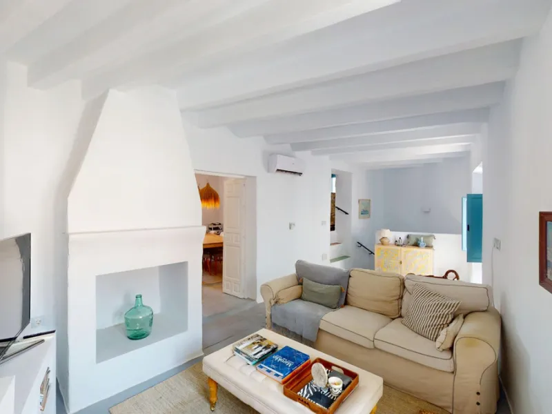 This extraordinary property blends over 400 years of history with contemporary living comfort. In 2022, it underwent a full renovation with great attention to detail and a strong focus on quality and sustainability. Since 1572, the house belonged to the d