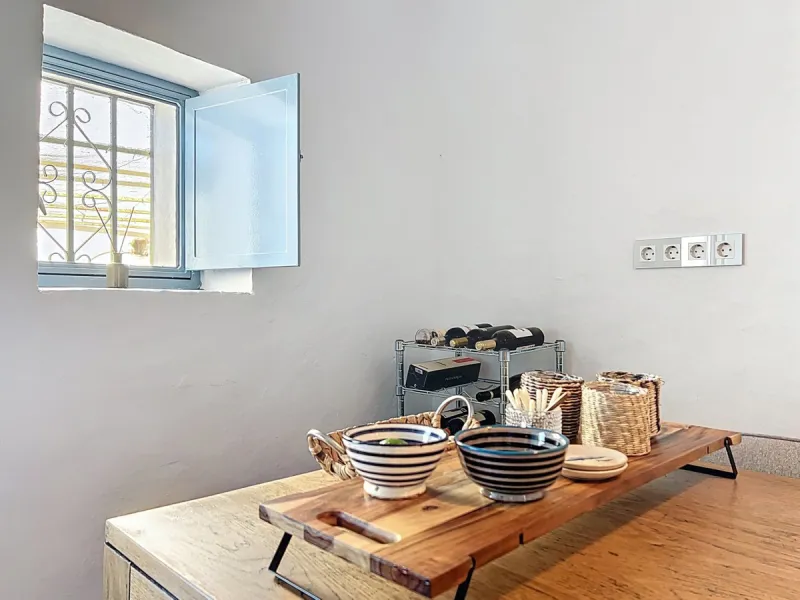 This extraordinary property blends over 400 years of history with contemporary living comfort. In 2022, it underwent a full renovation with great attention to detail and a strong focus on quality and sustainability. Since 1572, the house belonged to the d