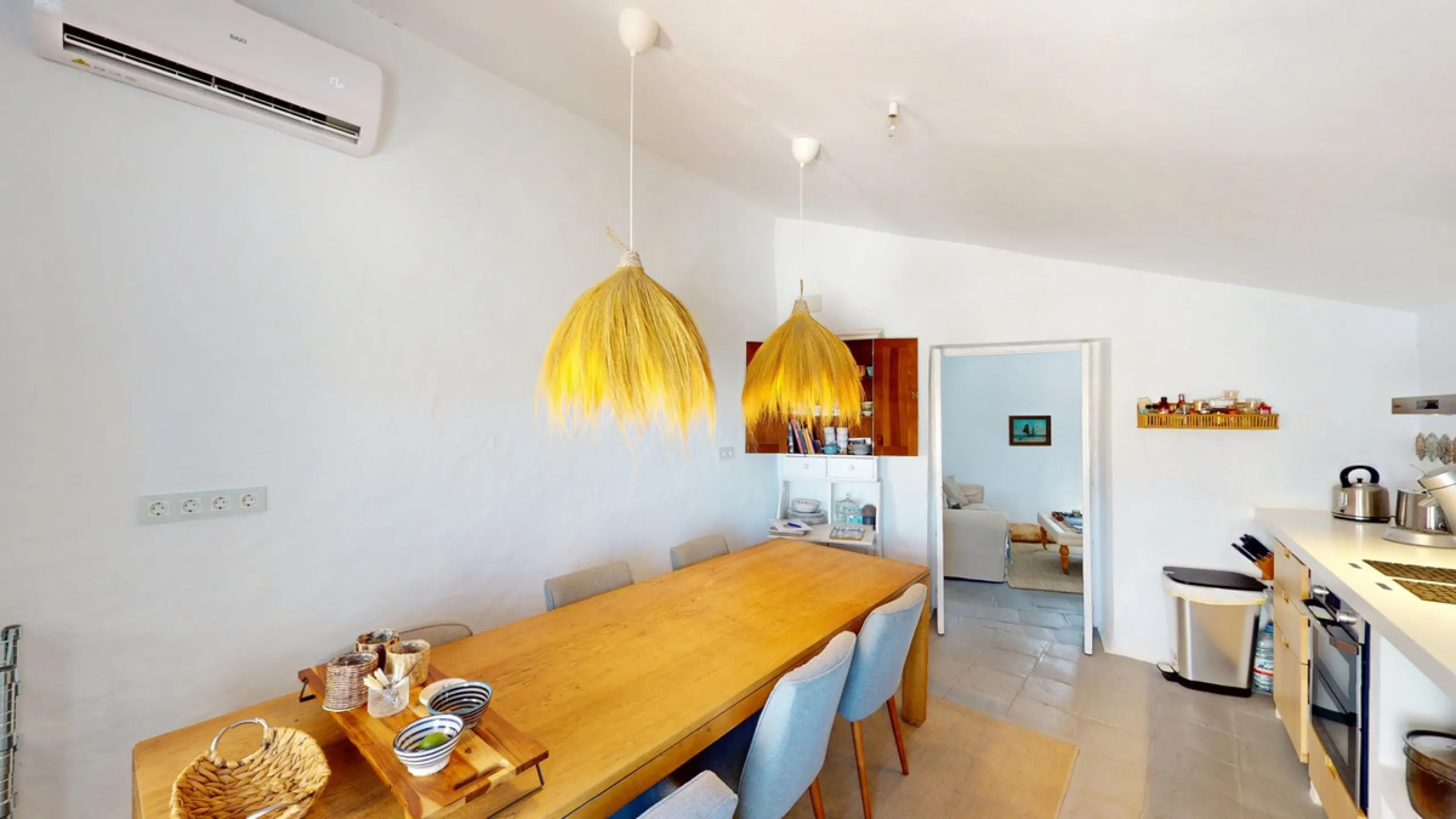 This extraordinary property blends over 400 years of history with contemporary living comfort. In 2022, it underwent a full renovation with great attention to detail and a strong focus on quality and sustainability. Since 1572, the house belonged to the d