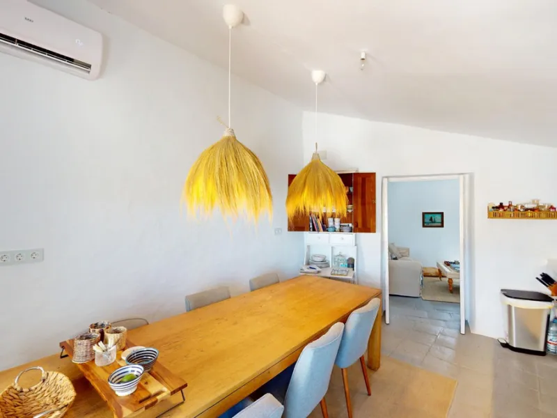 This extraordinary property blends over 400 years of history with contemporary living comfort. In 2022, it underwent a full renovation with great attention to detail and a strong focus on quality and sustainability. Since 1572, the house belonged to the d