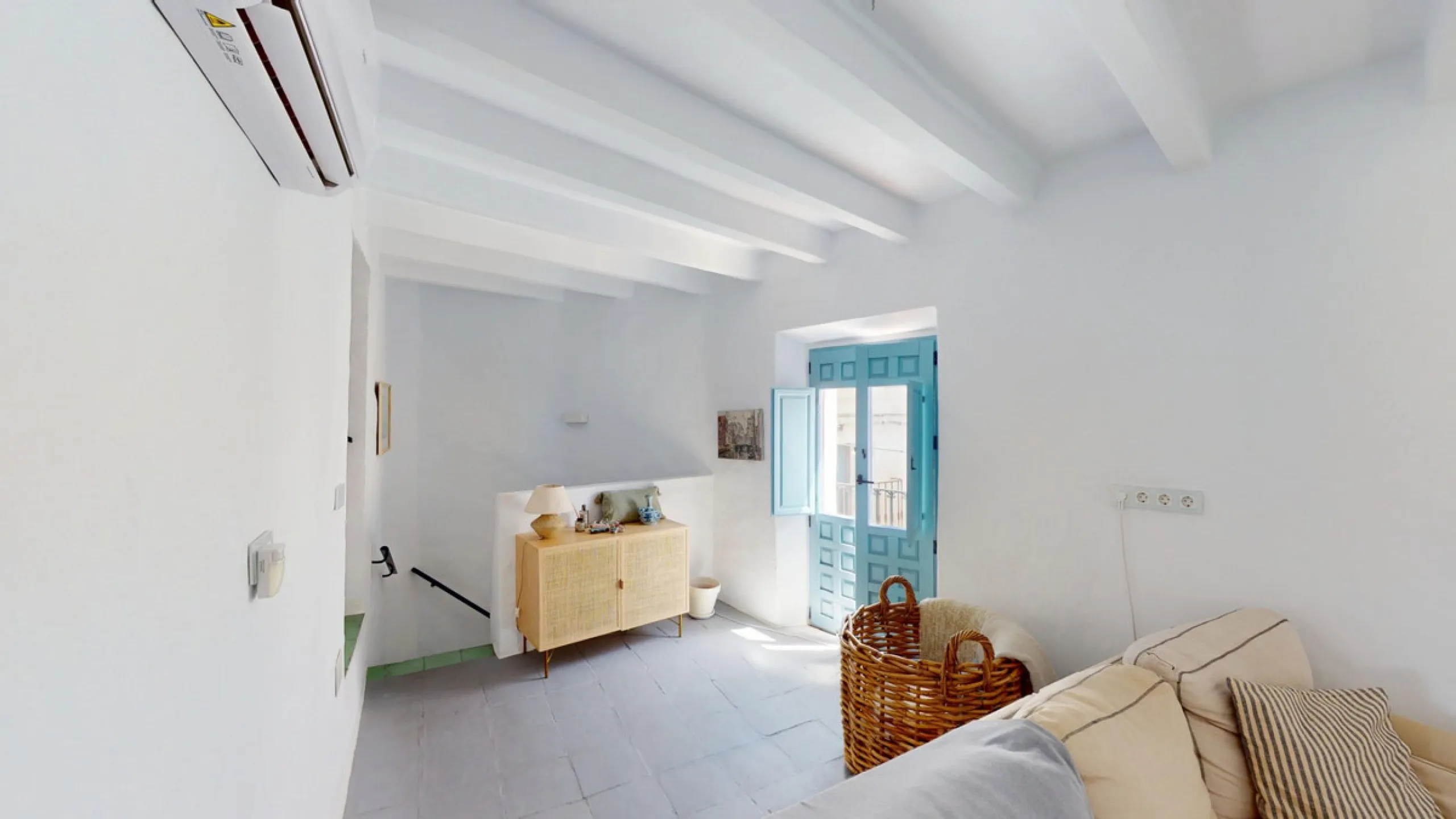 This extraordinary property blends over 400 years of history with contemporary living comfort. In 2022, it underwent a full renovation with great attention to detail and a strong focus on quality and sustainability. Since 1572, the house belonged to the d