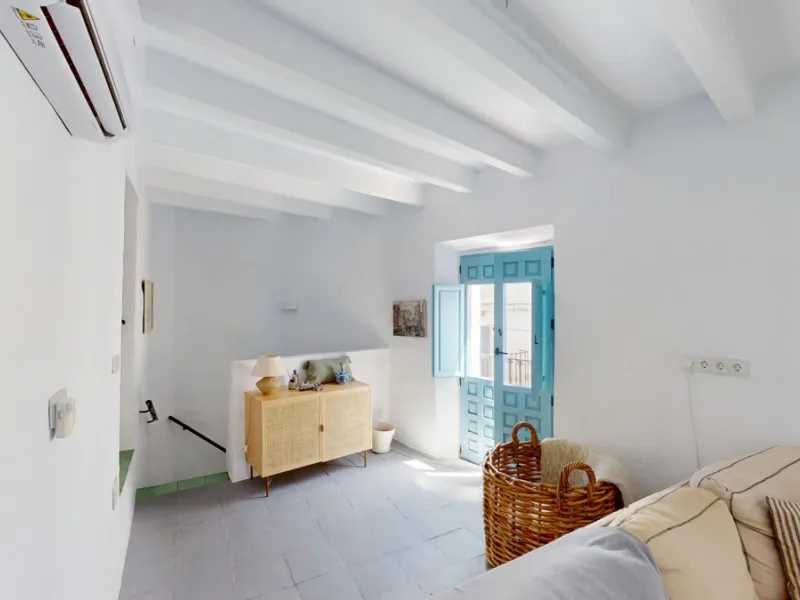 This extraordinary property blends over 400 years of history with contemporary living comfort. In 2022, it underwent a full renovation with great attention to detail and a strong focus on quality and sustainability. Since 1572, the house belonged to the d