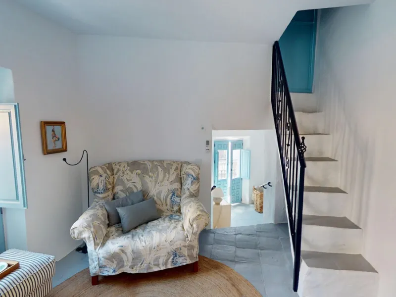 This extraordinary property blends over 400 years of history with contemporary living comfort. In 2022, it underwent a full renovation with great attention to detail and a strong focus on quality and sustainability. Since 1572, the house belonged to the d