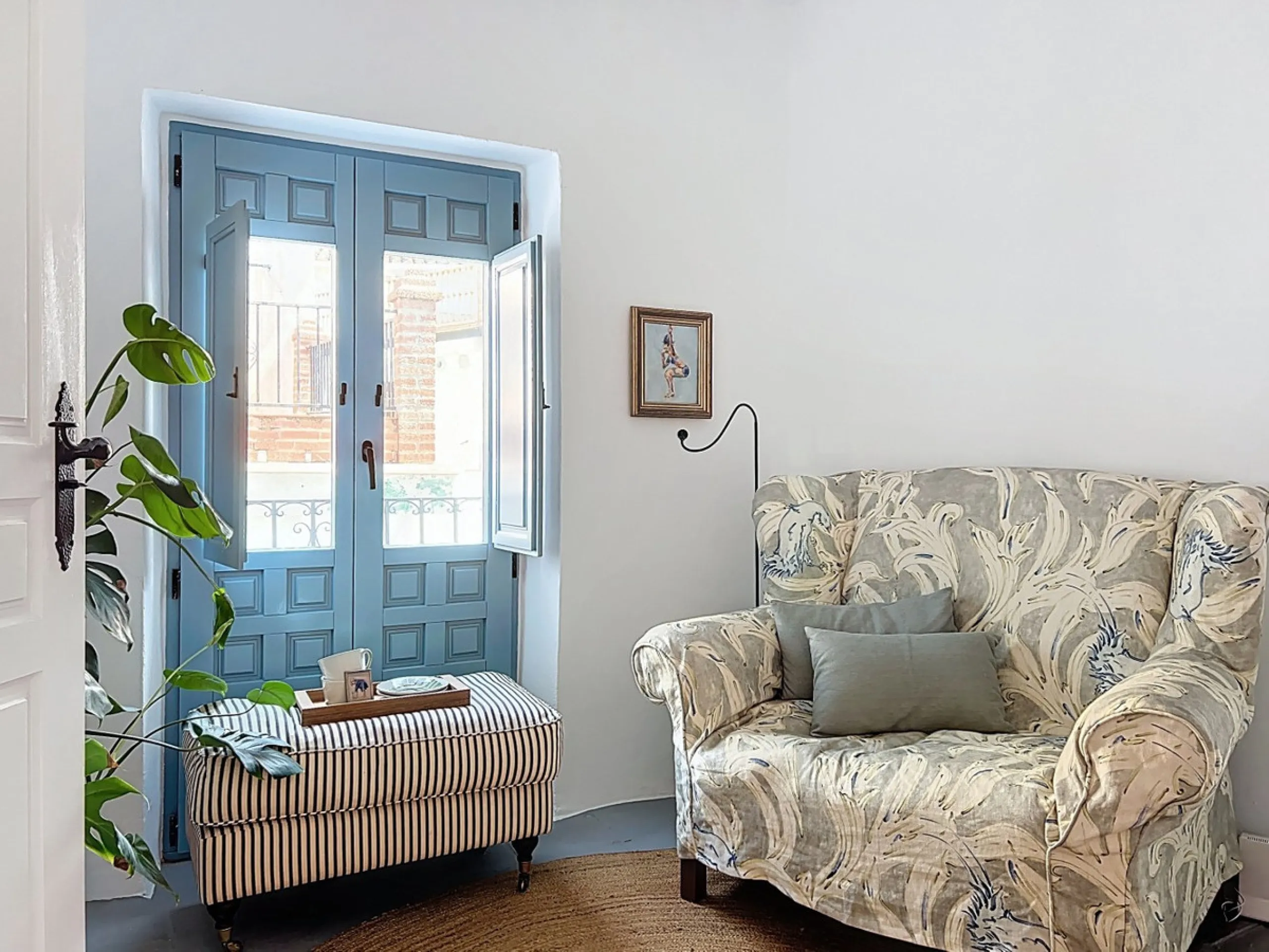 This extraordinary property blends over 400 years of history with contemporary living comfort. In 2022, it underwent a full renovation with great attention to detail and a strong focus on quality and sustainability. Since 1572, the house belonged to the d