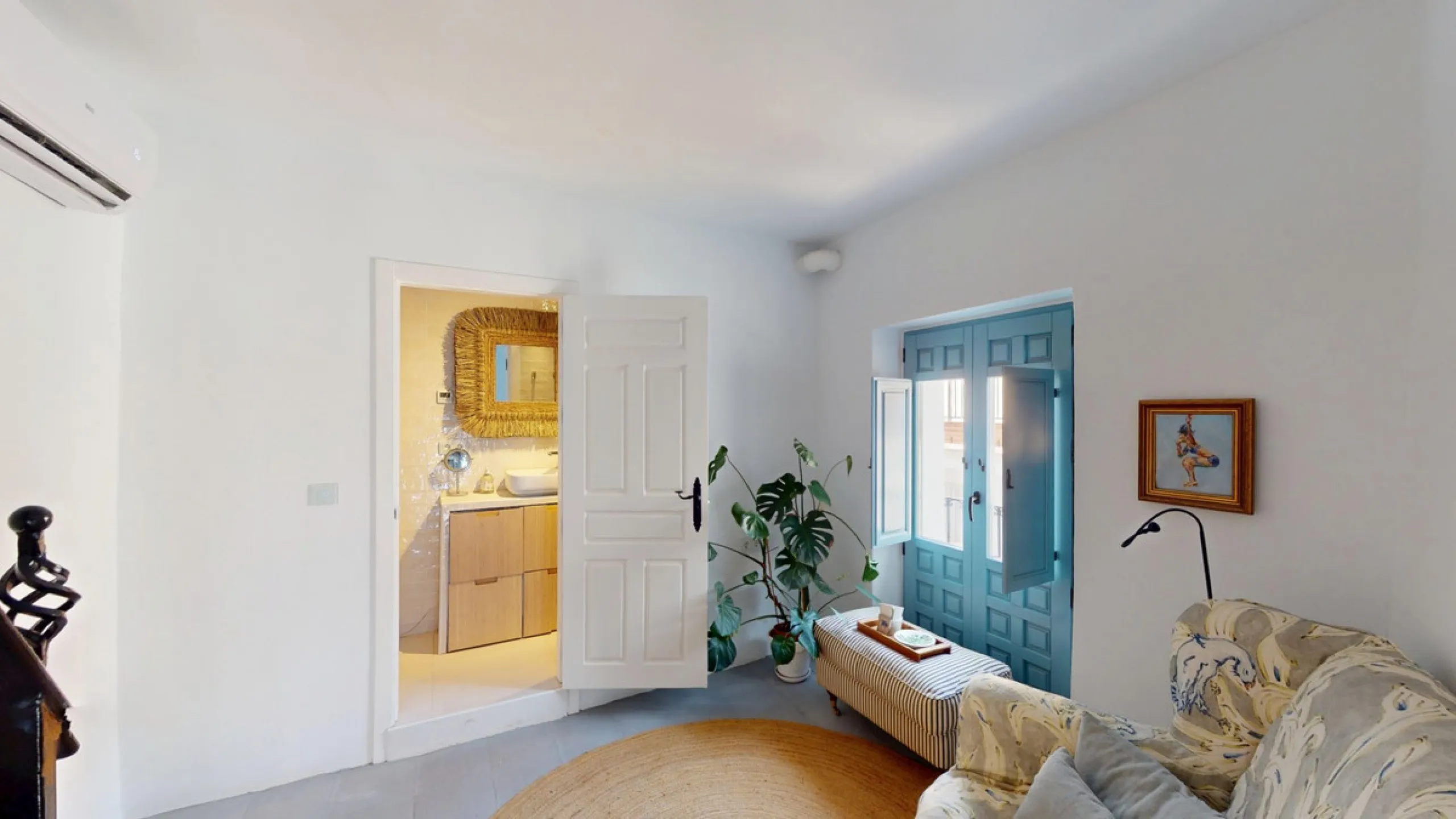 This extraordinary property blends over 400 years of history with contemporary living comfort. In 2022, it underwent a full renovation with great attention to detail and a strong focus on quality and sustainability. Since 1572, the house belonged to the d