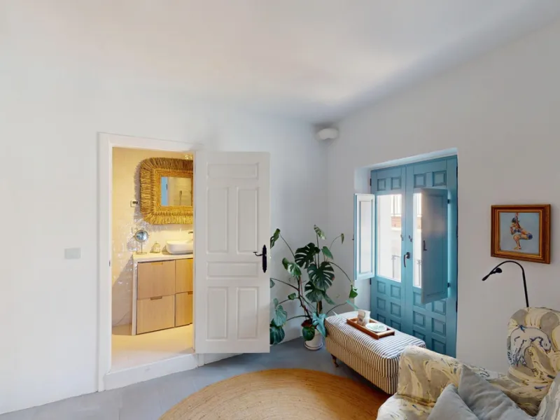 This extraordinary property blends over 400 years of history with contemporary living comfort. In 2022, it underwent a full renovation with great attention to detail and a strong focus on quality and sustainability. Since 1572, the house belonged to the d