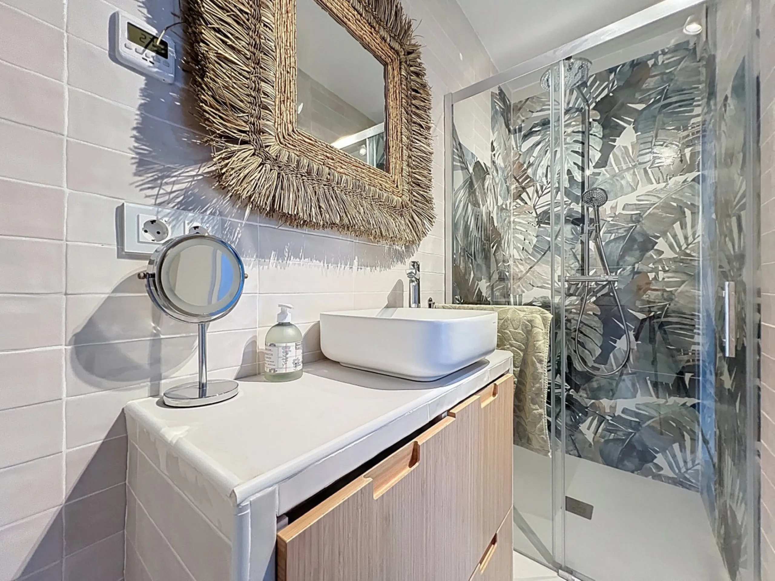 This extraordinary property blends over 400 years of history with contemporary living comfort. In 2022, it underwent a full renovation with great attention to detail and a strong focus on quality and sustainability. Since 1572, the house belonged to the d