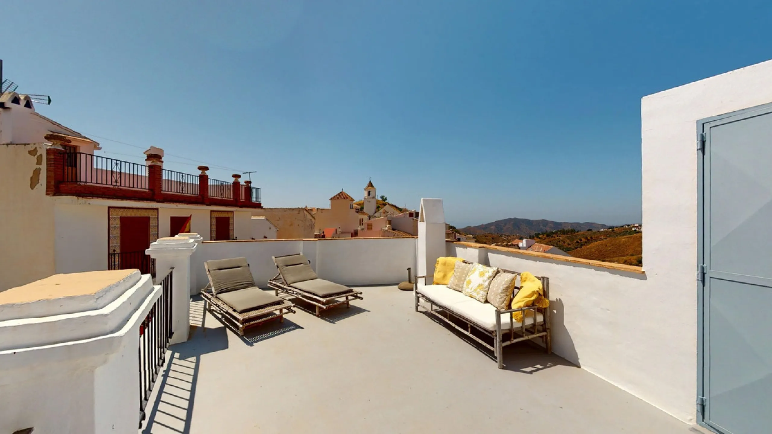 This extraordinary property blends over 400 years of history with contemporary living comfort. In 2022, it underwent a full renovation with great attention to detail and a strong focus on quality and sustainability. Since 1572, the house belonged to the d