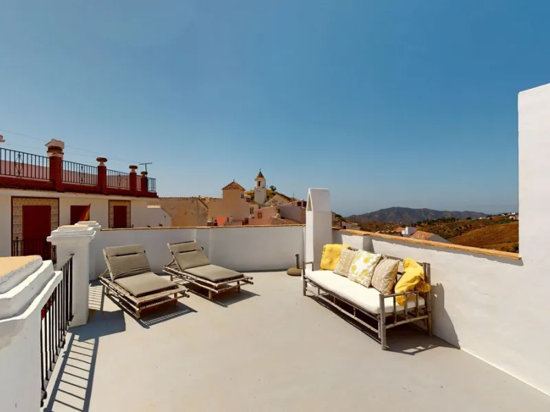 This extraordinary property blends over 400 years of history with contemporary living comfort. In 2022, it underwent a full renovation with great attention to detail and a strong focus on quality and sustainability. Since 1572, the house belonged to the d