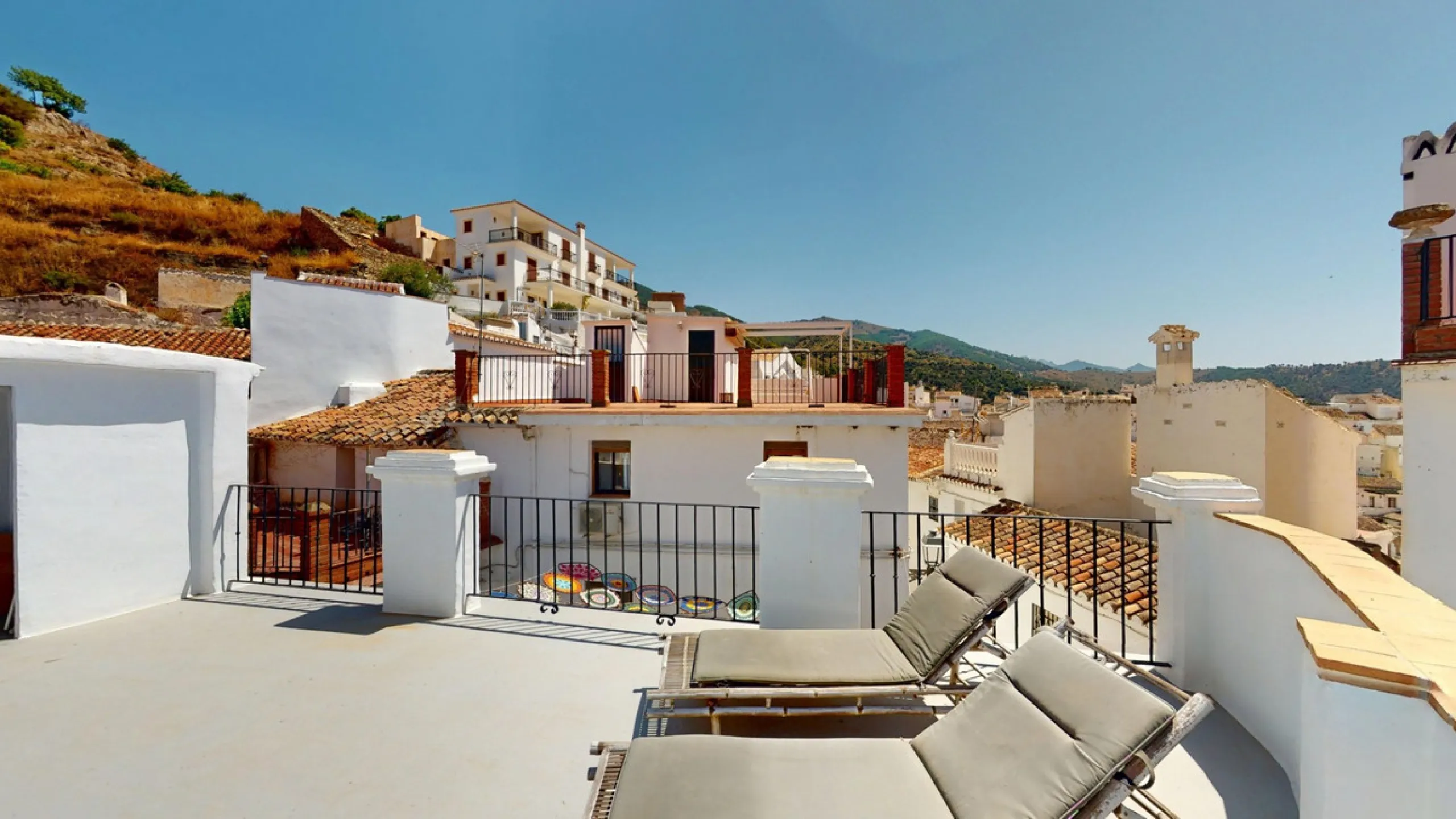 This extraordinary property blends over 400 years of history with contemporary living comfort. In 2022, it underwent a full renovation with great attention to detail and a strong focus on quality and sustainability. Since 1572, the house belonged to the d