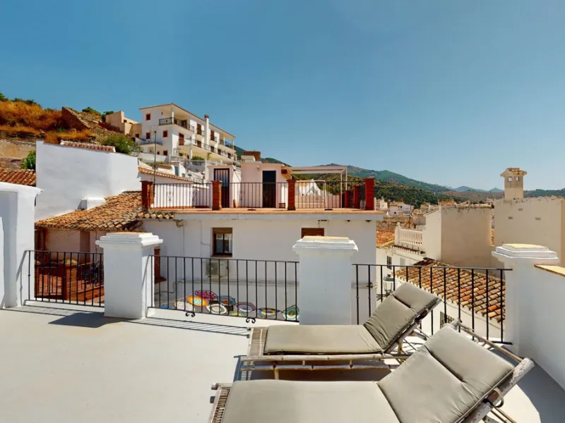 This extraordinary property blends over 400 years of history with contemporary living comfort. In 2022, it underwent a full renovation with great attention to detail and a strong focus on quality and sustainability. Since 1572, the house belonged to the d