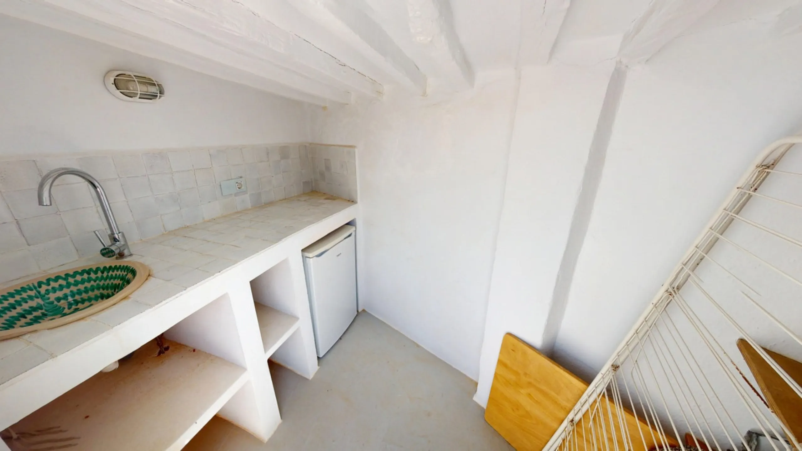 This extraordinary property blends over 400 years of history with contemporary living comfort. In 2022, it underwent a full renovation with great attention to detail and a strong focus on quality and sustainability. Since 1572, the house belonged to the d