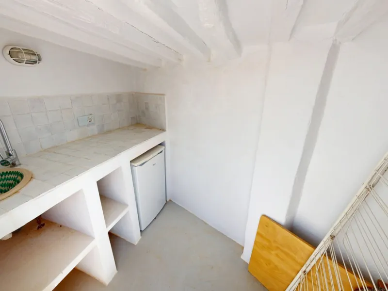 This extraordinary property blends over 400 years of history with contemporary living comfort. In 2022, it underwent a full renovation with great attention to detail and a strong focus on quality and sustainability. Since 1572, the house belonged to the d