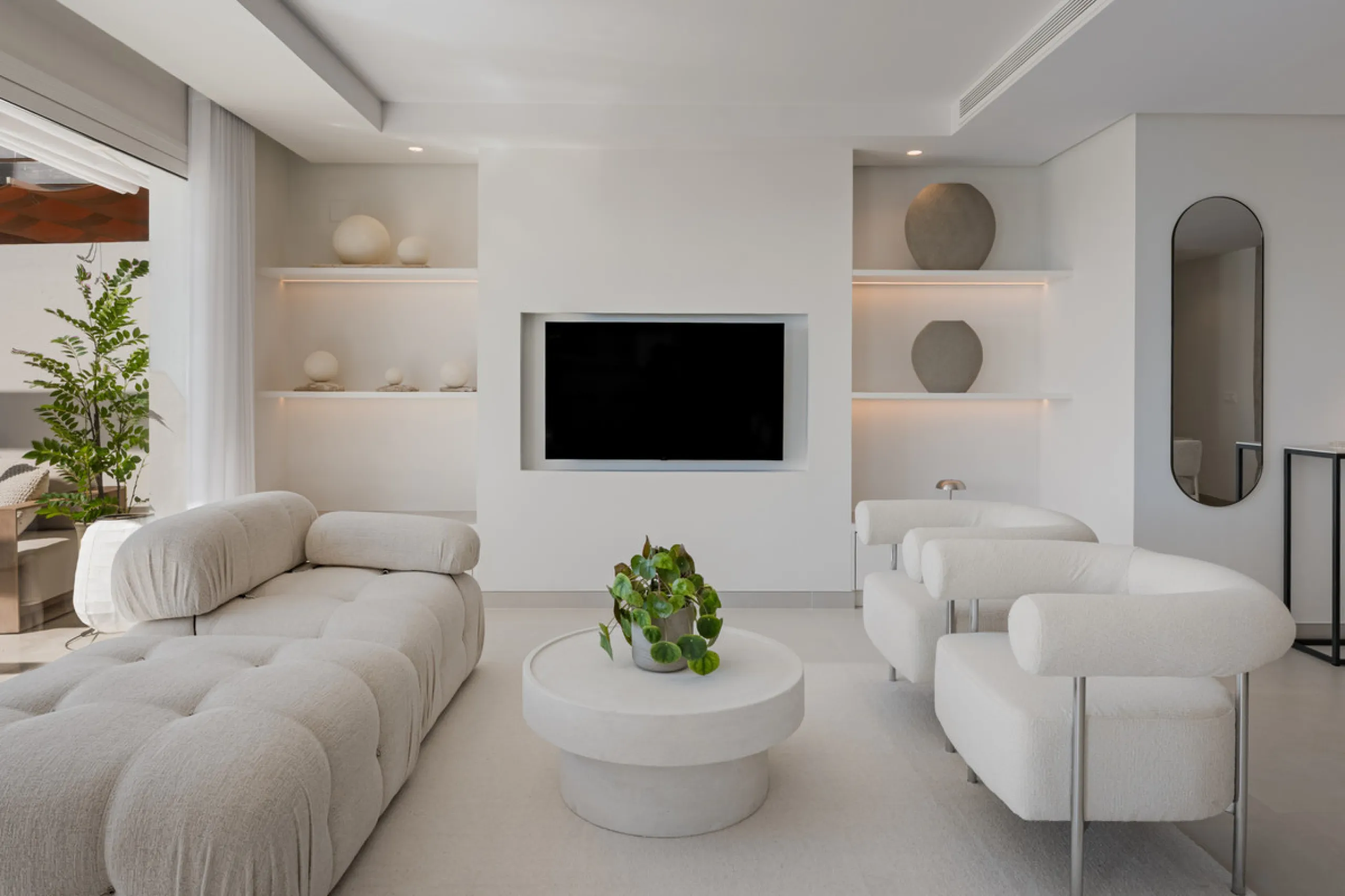 Set high above the lush landscape of La Quinta in Benahavís, this exceptional duplex penthouse offers a unique blend of luxury, privacy, and jaw-dropping panoramic views. Just a 7-minute drive from Puerto Banús and even closer to the top three golf course