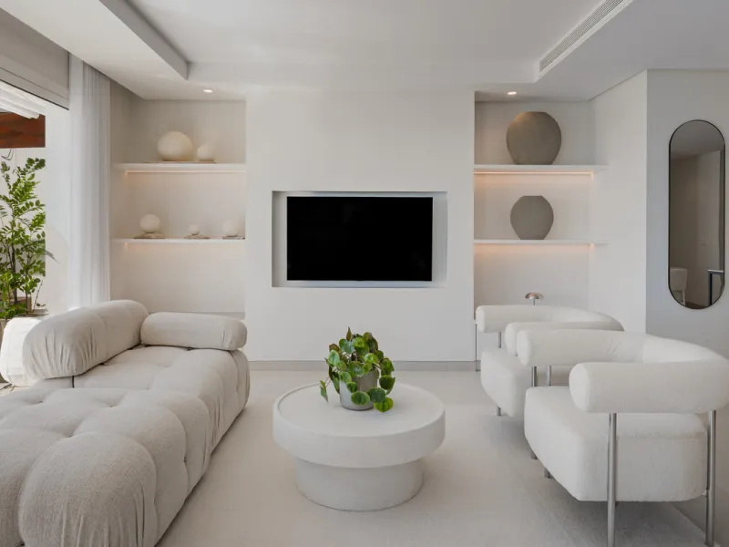 Set high above the lush landscape of La Quinta in Benahavís, this exceptional duplex penthouse offers a unique blend of luxury, privacy, and jaw-dropping panoramic views. Just a 7-minute drive from Puerto Banús and even closer to the top three golf course