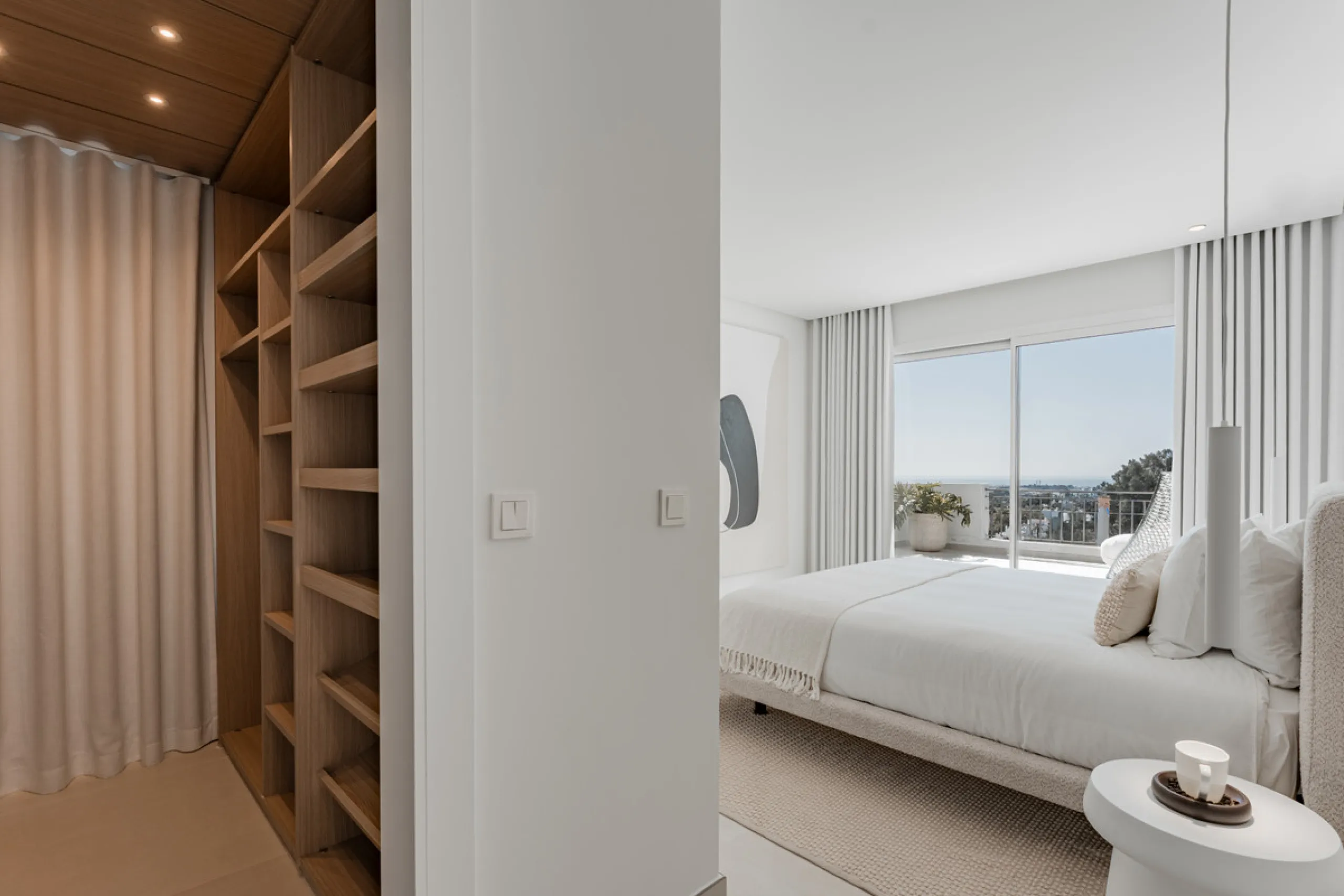 Set high above the lush landscape of La Quinta in Benahavís, this exceptional duplex penthouse offers a unique blend of luxury, privacy, and jaw-dropping panoramic views. Just a 7-minute drive from Puerto Banús and even closer to the top three golf course